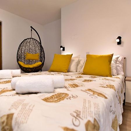 Apartments Kiwi โรวีน ภายนอก รูปภาพ