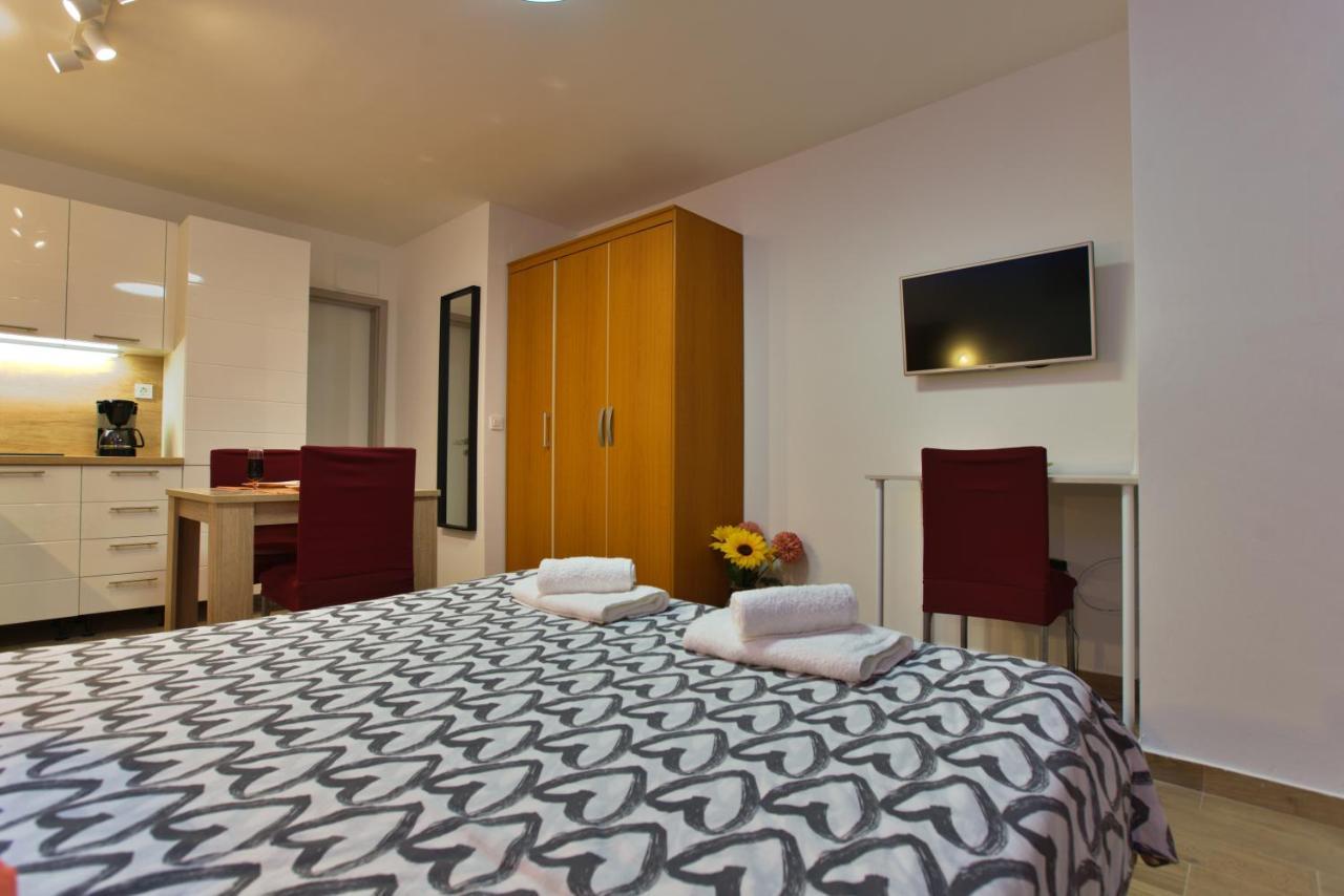 Apartments Kiwi โรวีน ภายนอก รูปภาพ