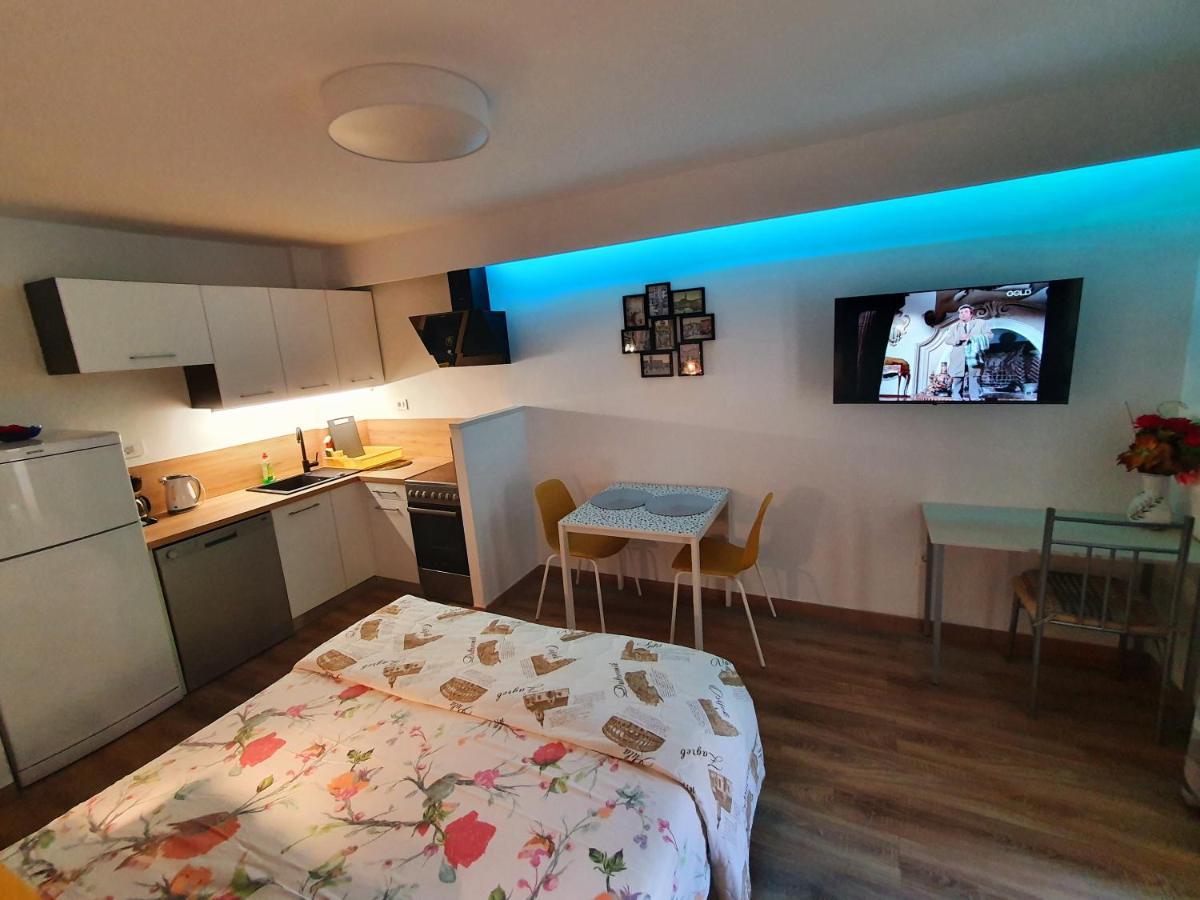 Apartments Kiwi โรวีน ภายนอก รูปภาพ