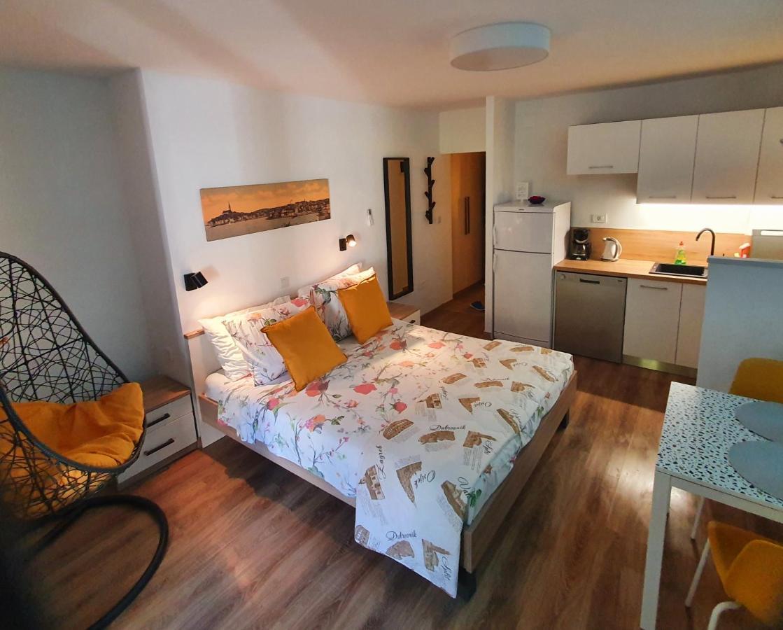 Apartments Kiwi โรวีน ภายนอก รูปภาพ